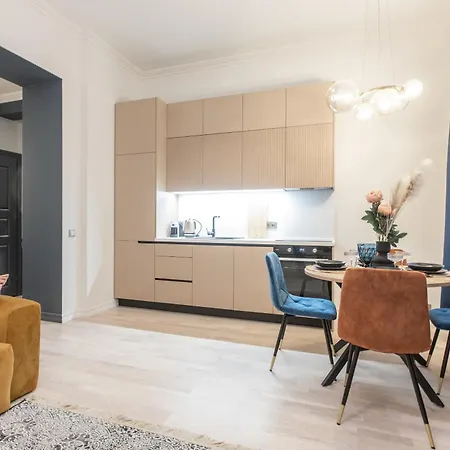 Brand New 4 Bedroom 2,5 Bath , Lux , Appartamento