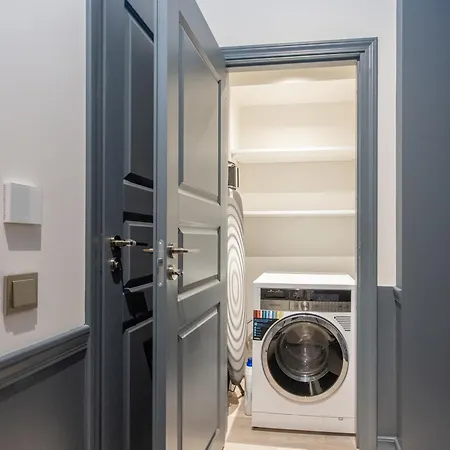 Апартаменти Brand New 4 Bedroom 2,5 Bath , Lux ,